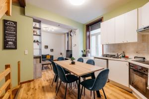 a kitchen and dining room with a table and chairs at Maison du Doudou centre ville Mons in Mons