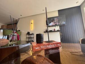 Televiisor ja/või meelelahutuskeskus majutusasutuses Exceptional condo ocean and golf in Taghazout bay