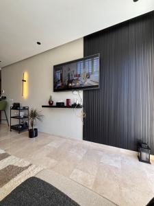 Televiisor ja/või meelelahutuskeskus majutusasutuses Exceptional condo ocean and golf in Taghazout bay