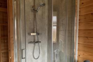 una ducha con cabezal de ducha en un baño en Teviot Lodge - Sleeps 6 - Pets - River Views, en Hawick 11 fotos más