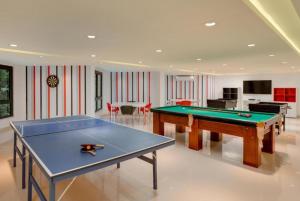 a living room with two ping pong tables in it at Suíte Confort - Resort no Coração de Gramado in Gramado