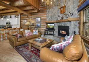 un soggiorno con mobili in pelle e un camino di Timbercreek #8B Condo a Vail Altre 17 foto