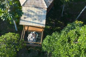 an overhead view of a tree house with two people in it at Tahaa Pousada Boutique in Ilhabela