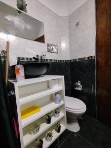 Un baño pequeño con lavabo e inodoro. en Chalet " La Maruca ", en Villa Carlos Paz
