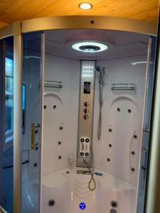 een douchecabine in een badkamer met een douche bij Gîte des étoiles in Notre-Dame-Des-Bois