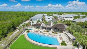 eine Luftaufnahme eines Hauses mit Swimmingpool in der Unterkunft Serene 30A Getaway Near Beach w Pool Firepit Porch Sea Salt by AvantStay in Grosh