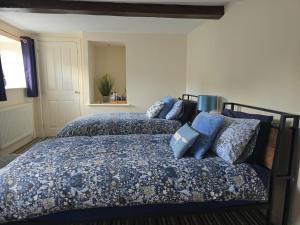 Postel nebo postele na pokoji v ubytování Twin Room - The Unicorn Hotel