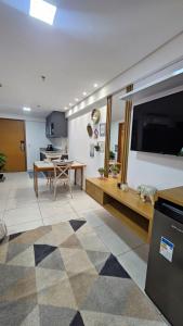 ein großes Wohnzimmer mit einem großen Flachbild-TV in der Unterkunft Flat Valedo in Palmas