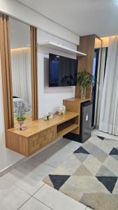 ein Wohnzimmer mit einem Flachbildfernseher an der Wand in der Unterkunft Flat Valedo in Palmas