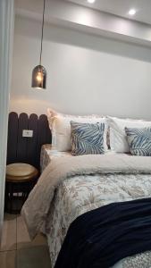 Schlafzimmer mit einem Bett mit Kissen und einem Tisch in der Unterkunft Flat Valedo in Palmas