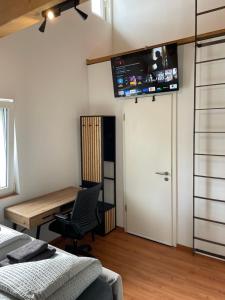 TV a/nebo společenská místnost v ubytování Schönes und modernes Apartment VS