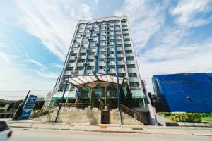 クリチバにあるHotel Golden Park Curitiba By Nacional Innの前に看板がある高い建物