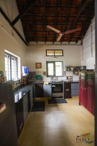 Kuchyň nebo kuchyňský kout v ubytování The Paro Homestay Ashtamudi