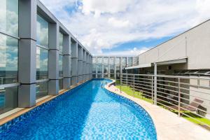 巴西利亚Vision Hotel em Brasília 59646的大楼阳台上的游泳池