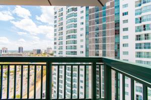 巴西利亚Vision Hotel em Brasília 59646的阳台享有高楼的景致。 更多49张照片