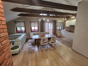 eine Küche und ein Wohnzimmer mit Tisch und Stühlen in der Unterkunft Penzion Bedřiška Kraslice in Kraslice