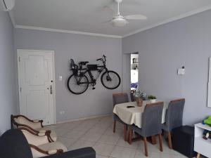una bicicleta colgada en una pared en una sala de estar en Quarto em frente a praia do Boqueirão, en Santos
