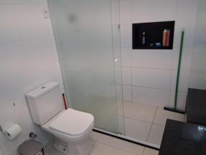 Un baño con inodoro y ducha en Quarto em frente a praia do Boqueirão, en Santos