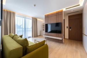 uma sala de estar com um sofá e uma TV de tela plana em Radisson Resort Ruza Vjetrova em Dobra Voda