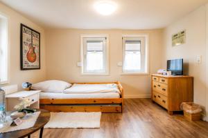 Una cama o camas en una habitación de Der Gastfreund in Burghaun