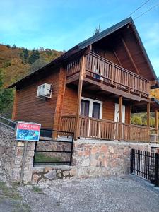 una baita di tronchi con un cartello di fronte di Villas Meti Rugove a Pejë