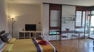 Телевизор и/или развлекательный центр в Rental Apartament Sweet Home Lugano