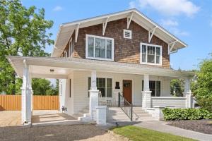 ブレバードにあるWitek Rinker Houseの小さな白屋根