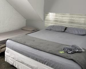 Un dormitorio con dos camas y una ventana. en Hostel Rio Surf House, en Río de Janeiro 63 fotos más