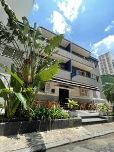 Ein Gebäude mit einem Haufen Pflanzen davor. in der Unterkunft Copacabana Blue Hotel in Rio de Janeiro
