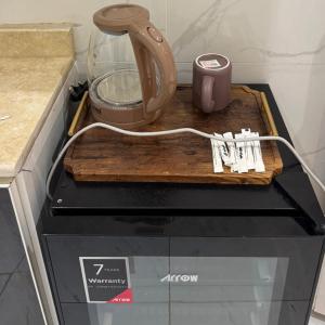 een keukenapparaat met een blender bovenop een aanrecht bij Smouha in Amman