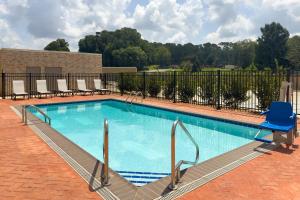 a large swimming pool with chairs at Holiday Inn Express & Suites Meridian I-20 by IHG in Meridian
