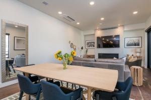 Posezení v ubytování 100 E 7th St