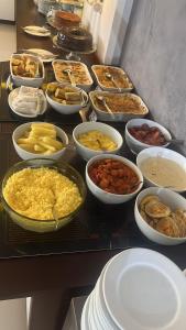 ジョアンペソアにあるGold Flat com Café by Apartamentos Jampaのテーブルの上に並べられたさまざまな種類の食べ物のビュッフェ