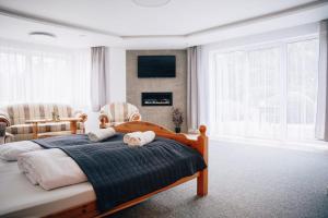 Ένα ή περισσότερα κρεβάτια σε δωμάτιο στο Noclegi Faryny