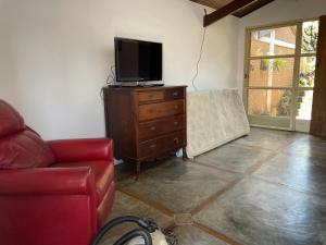 Μια τηλεόραση ή/και κέντρο ψυχαγωγίας στο Casinha bem localizada em meio a natureza +4 φωτογραφίες