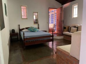 Ένα ή περισσότερα κρεβάτια σε δωμάτιο στο Casinha bem localizada em meio a natureza