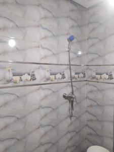 a bathroom with a white marble wall with shelves at appartement en résidence - Bouskoura, Maroc 