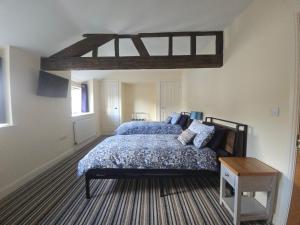 une chambre avec un lit avec une couette bleue dans l'établissement Twin room - The Unicorn Hotel, à Llanidloes