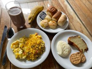 einen Tisch mit Frühstücksteller und einem Glas Milch in der Unterkunft Copacabana Blue Hotel in Rio de Janeiro