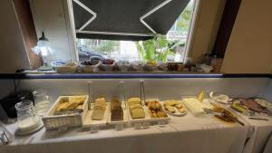 ein Tisch mit Tellern voller Essen darauf in der Unterkunft Copacabana Blue Hotel in Rio de Janeiro + 35 Fotos