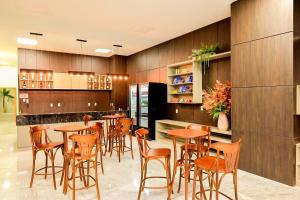 um restaurante com um bar com paredes de madeira e bancos de madeira em Bristol Marambaia Belém em Belém