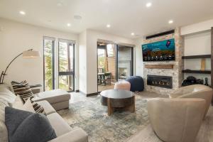 un soggiorno con divano e camino di Riverside Reserve a Winter Park