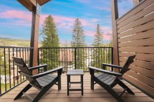 2 sedie e un tavolo su un portico con vista di Riverside Reserve a Winter Park