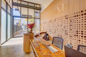 un bureau avec une table et un ordinateur portable dans l'établissement One Rosebank CozyCorner, à Johannesbourg