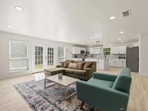 un salon avec un canapé et une table dans l'établissement Spacious 4 Bedroom Family Retreat in the Heart of McKinney, TX, à McKinney