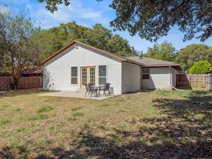 une maison blanche avec une table et des chaises dans une cour dans l'établissement Spacious 4 Bedroom Family Retreat in the Heart of McKinney, TX, à McKinney