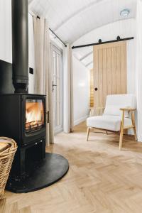 アランデルにあるNestledstays- The Willowのリビングルーム(暖炉、椅子付)