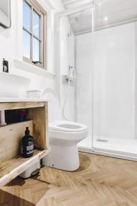 アランデルにあるNestledstays- The Willowのトイレと洗面台を備えた白いバスルーム