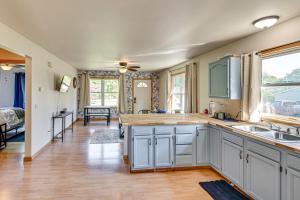 Φωτογραφία από το άλμπουμ του 4 Mi to Lake Michigan Updated Benton Harbor Home! σε Benton Harbor +17 φωτογραφίες