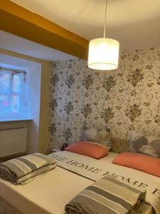 Zimmer mit 2 Betten und einer Lampe in der Unterkunft Lebendige Wohnung mit Wohlfühlcharakter in Bayreuth